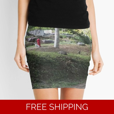 Mini Skirt Le Studio Dog Lucky Rush Signals Statue Front Yard 2019